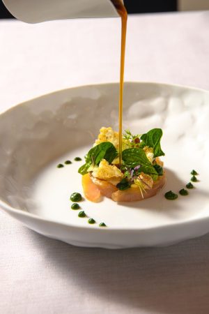 piatto di salmerino e salsa ponzu nel cannavacciuolo bistrot di torino